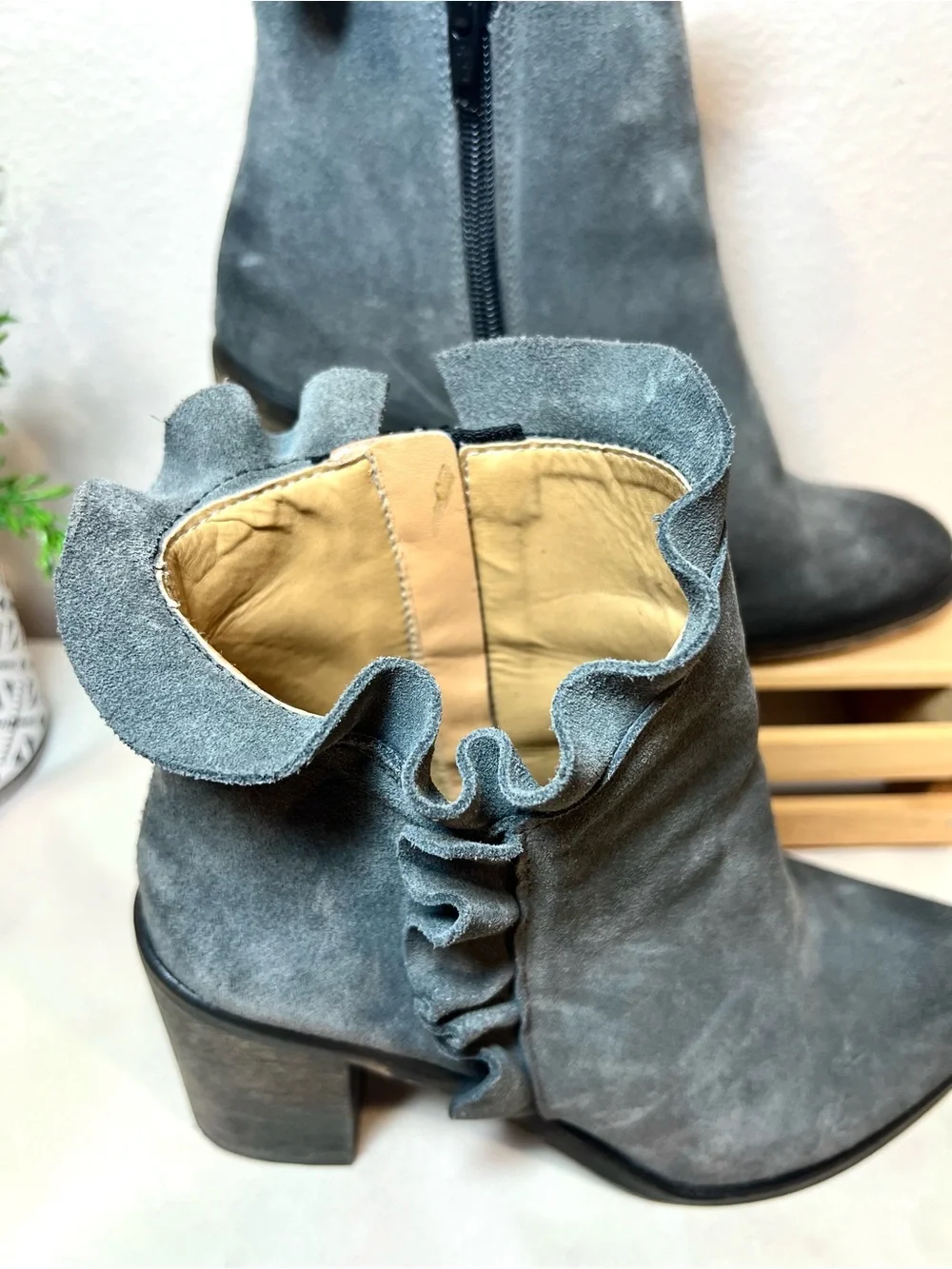 Klub Nico “Bellamy” Women’s Ruffle Ankle Booties Bluish Gray Suede Boots | SZ 6
